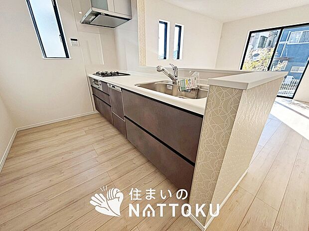 現地写真（キッチン）
収納たっぷりのシステムキッチン、浄水器付水栓を標準装備しています。
