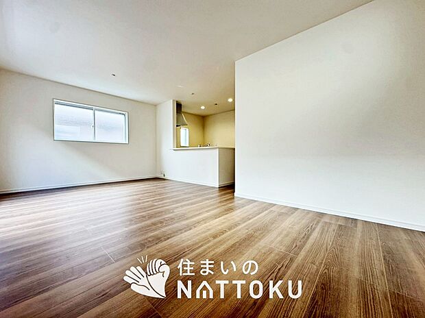 現地写真（リビング）
フローリング材には、木目、色調など木材特有の風合いがあり、ナチュラルな美しさになっています。