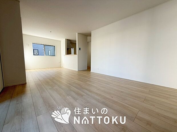 現地写真（リビング）
フローリング材には、木目、色調など木材特有の風合いがあり、ナチュラルな美しさになっています。