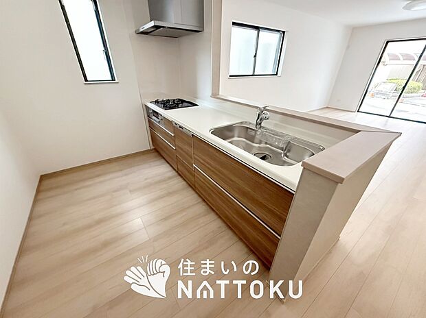 現地写真（キッチン）
収納たっぷりのシステムキッチン、浄水器付水栓を標準装備しています。
