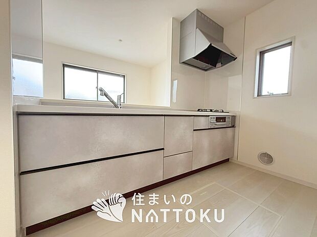 現地写真（キッチン）
収納たっぷりのシステムキッチン、浄水器付水栓を標準装備しています。
