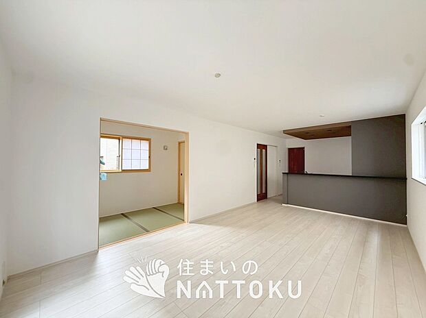 現地写真（リビング）
フローリング材には、木目、色調など木材特有の風合いがあり、ナチュラルな美しさになっています。
