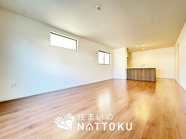 現地写真(リビング)
フローリング材には、木目、色調など木材特有の風合いがあり、ナチュラルな美しさになっています。