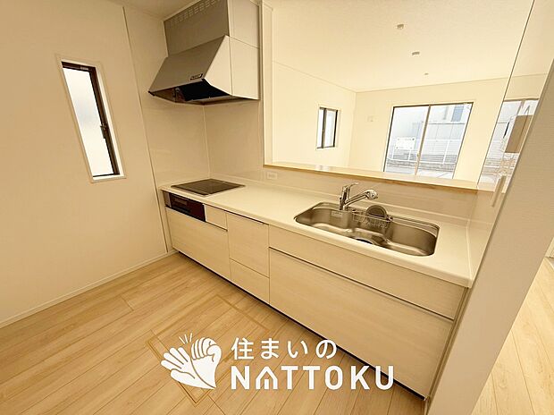 現地写真(キッチン)
収納たっぷりのシステムキッチン、浄水器付水栓を標準装備しています。