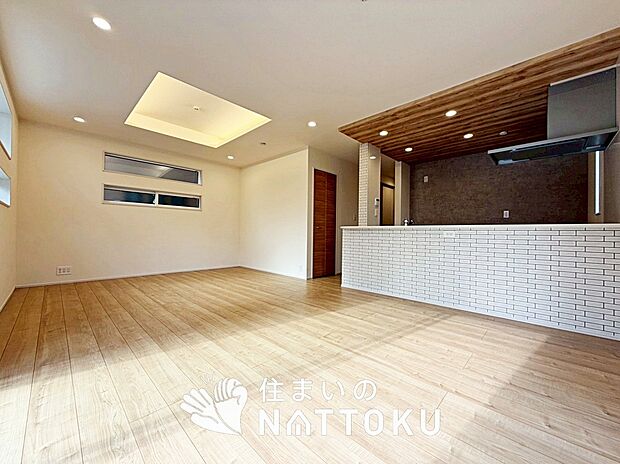 現地写真（リビング）
フローリング材には、木目、色調など木材特有の風合いがあり、ナチュラルな美しさになっています。