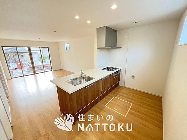 現地写真（キッチン）
収納たっぷりのシステムキッチン、浄水器付水栓を標準装備しています。
