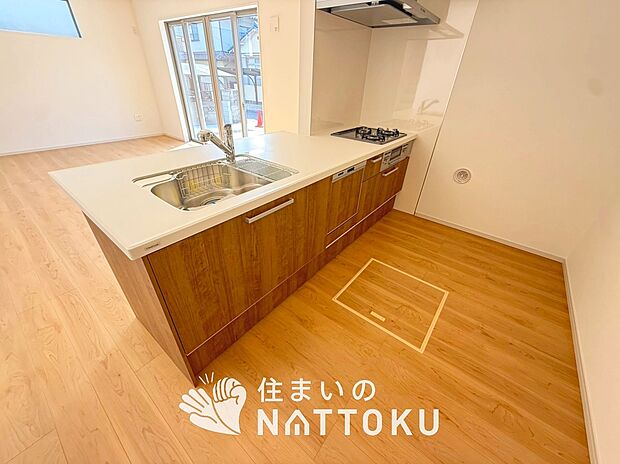 現地写真（キッチン）
収納たっぷりのシステムキッチン、浄水器付水栓を標準装備しています。
