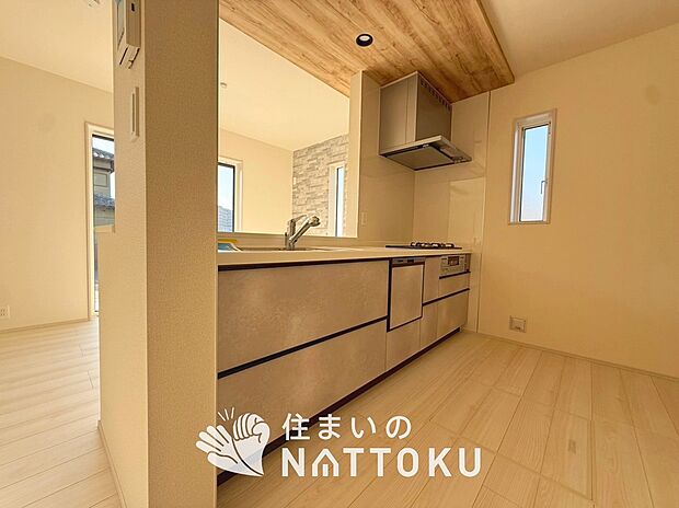 現地写真（キッチン）
収納たっぷりのシステムキッチン、浄水器付水栓を標準装備しています。
