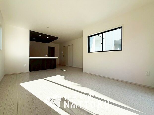 現地写真(リビング)
フローリング材には、木目、色調など木材特有の風合いがあり、ナチュラルな美しさになっています。