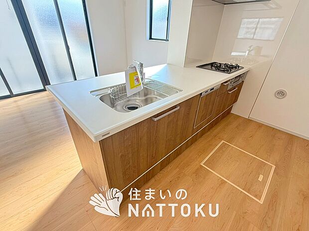 現地写真（キッチン）
収納たっぷりのシステムキッチン、浄水器付水栓を標準装備しています。
