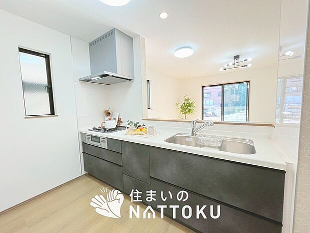 現地写真（キッチン）
収納たっぷりのシステムキッチン、浄水器付水栓を標準装備しています。
