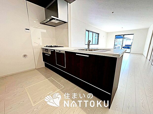 現地写真（キッチン）
収納たっぷりのシステムキッチン、浄水器付水栓を標準装備しています。
