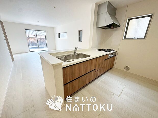 現地写真（キッチン）
収納たっぷりのシステムキッチン、浄水器付水栓を標準装備しています。
