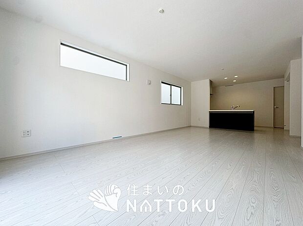 現地写真（リビング）
フローリング材には、木目、色調など木材特有の風合いがあり、ナチュラルな美しさになっています。
