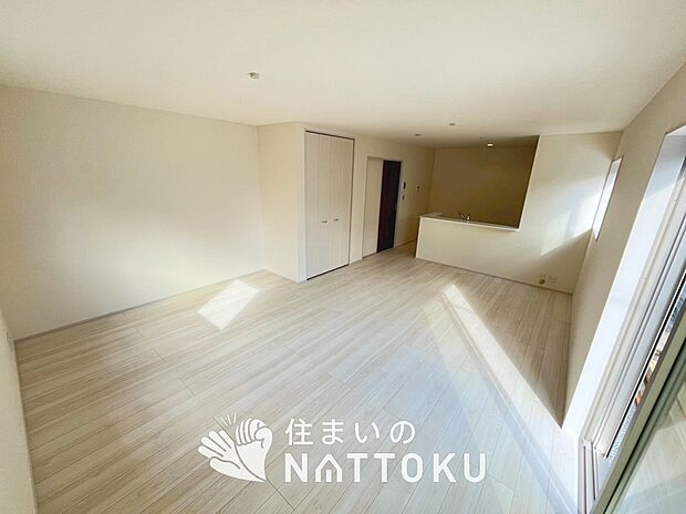 現地写真（リビング）
フローリング材には、木目、色調など木材特有の風合いがあり、ナチュラルな美しさになっています。
