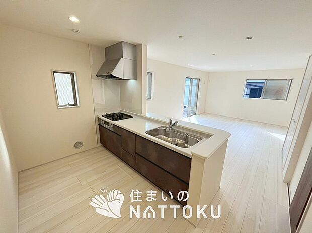 現地写真（キッチン）
収納たっぷりのシステムキッチン、浄水器付水栓を標準装備しています。
