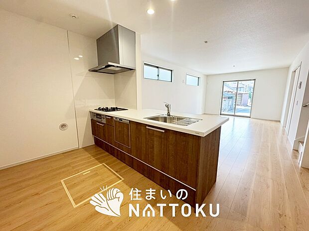 現地写真（キッチン）
収納たっぷりのシステムキッチン、浄水器付水栓を標準装備しています。
