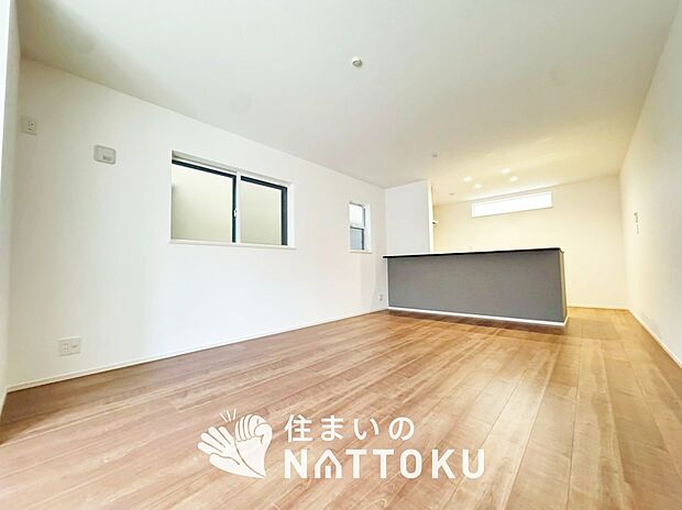 現地写真（リビング）
フローリング材には、木目、色調など木材特有の風合いがあり、ナチュラルな美しさになっています。
