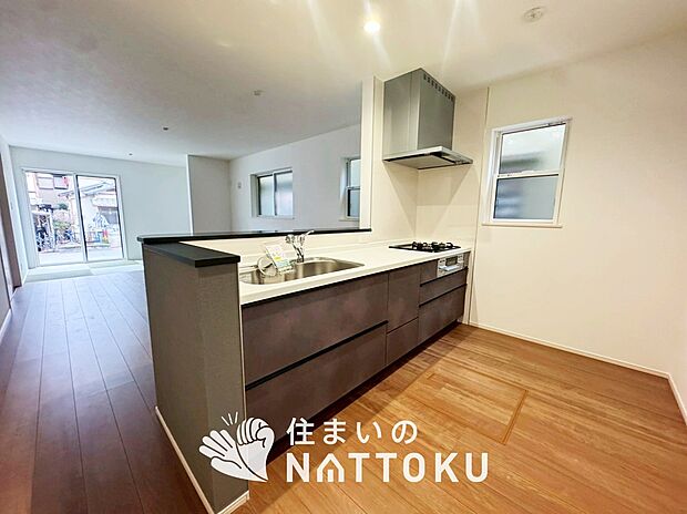 現地写真（キッチン）
収納たっぷりのシステムキッチン、浄水器付水栓を標準装備しています。
