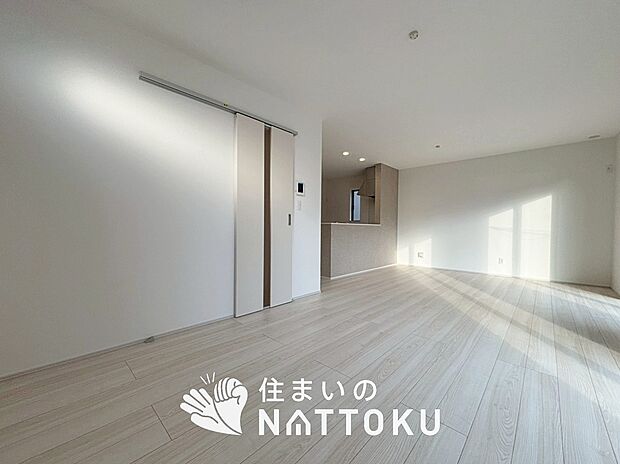 現地写真（リビング）
フローリング材には、木目、色調など木材特有の風合いがあり、ナチュラルな美しさになっています。
