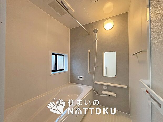 現地写真（浴室）
浴室暖房乾燥機付き。１坪タイプで広々です。