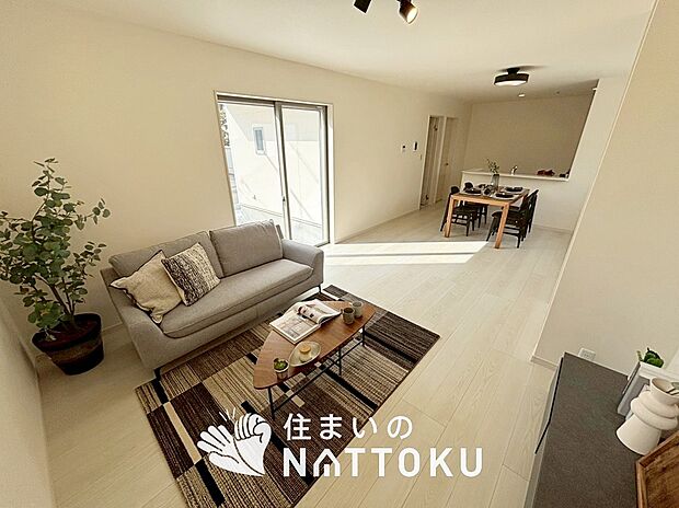 現地写真（リビング）
フローリング材には、木目、色調など木材特有の風合いがあり、ナチュラルな美しさになっています。
