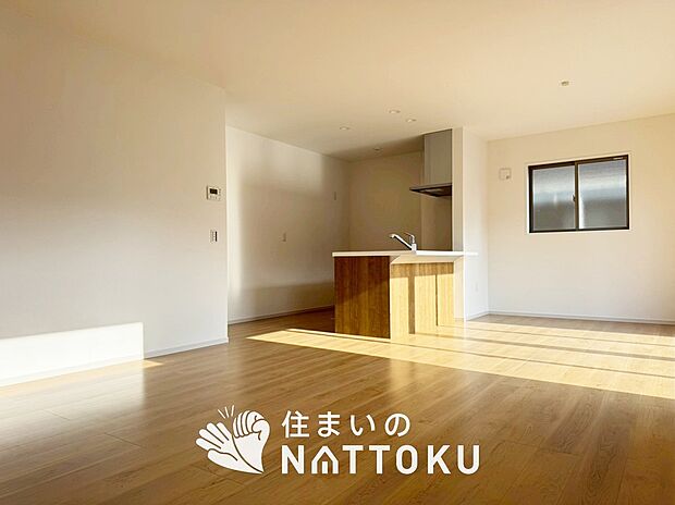 現地写真（リビング）
フローリング材には、木目、色調など木材特有の風合いがあり、ナチュラルな美しさになっています。
