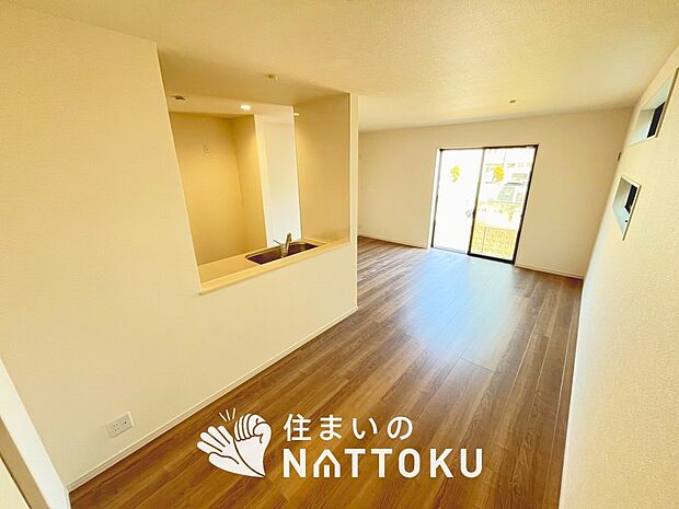 現地写真(リビング)
フローリング材には、木目、色調など木材特有の風合いがあり、ナチュラルな美しさになっています。