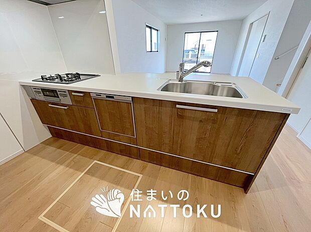 現地写真(キッチン)
収納たっぷりのシステムキッチン、浄水器付水栓を標準装備しています。