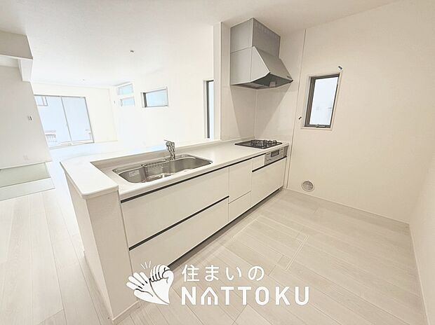 現地写真(キッチン)
収納たっぷりのシステムキッチン、浄水器付水栓を標準装備しています。