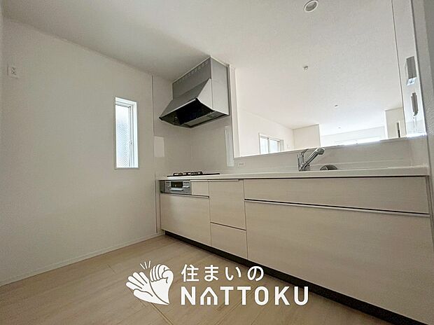 現地写真(キッチン)
収納たっぷりのシステムキッチン、浄水器付水栓を標準装備しています。