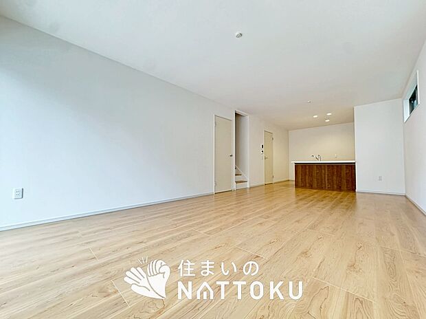 現地写真(リビング)
フローリング材には、木目、色調など木材特有の風合いがあり、ナチュラルな美しさになっています。