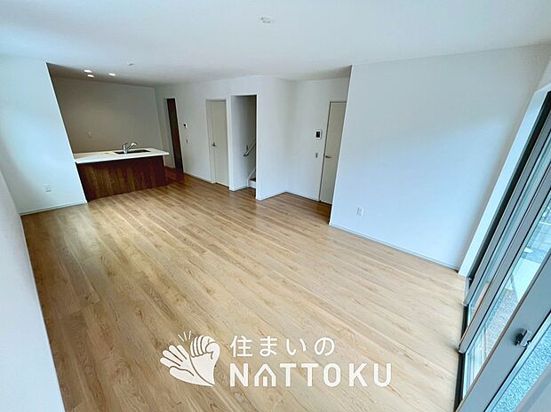 現地写真(リビング)
フローリング材には、木目、色調など木材特有の風合いがあり、ナチュラルな美しさになっています。