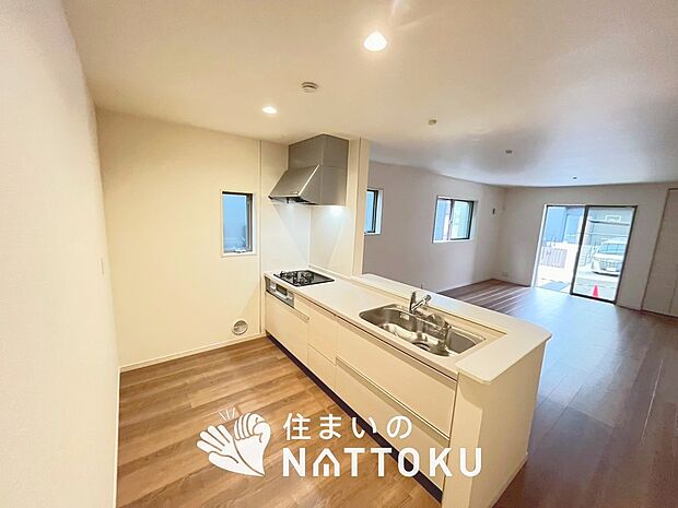 現地写真(キッチン)
収納たっぷりのシステムキッチン、浄水器付水栓を標準装備しています。