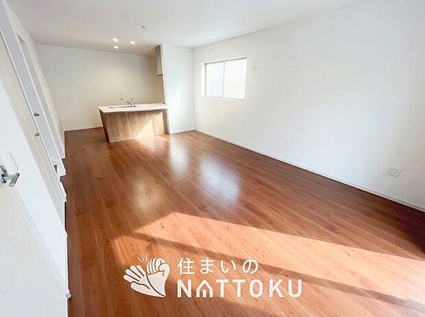 現地写真(リビング)
フローリング材には、木目、色調など木材特有の風合いがあり、ナチュラルな美しさになっています。