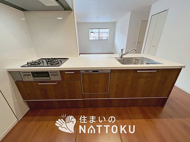 現地写真(キッチン)
収納たっぷりのシステムキッチン、浄水器付水栓を標準装備しています。