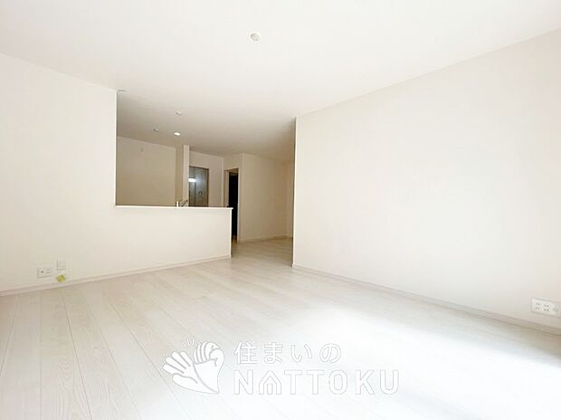 現地写真(リビング)
フローリング材には、木目、色調など木材特有の風合いがあり、ナチュラルな美しさになっています。