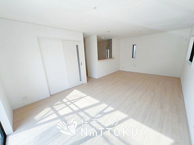 現地写真(リビング)
フローリング材には、木目、色調など木材特有の風合いがあり、ナチュラルな美しさになっています。