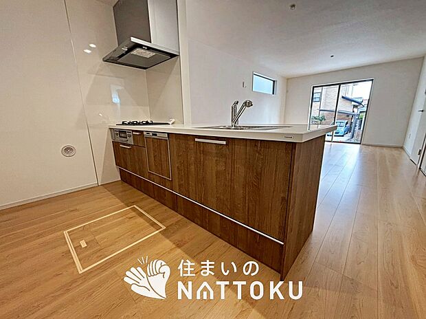 現地写真(キッチン)
収納たっぷりのシステムキッチン、浄水器付水栓を標準装備しています。