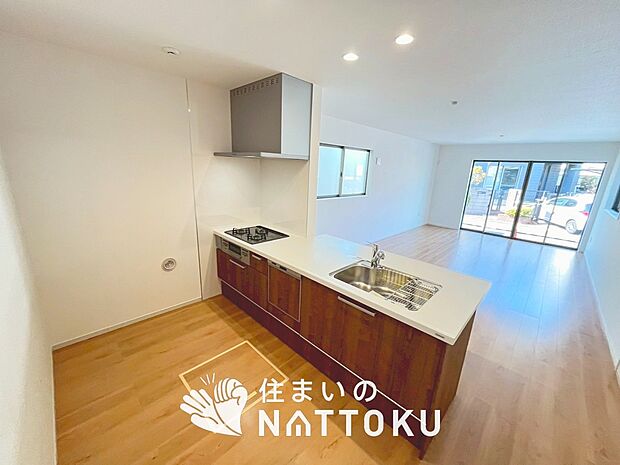 現地写真(キッチン)
収納たっぷりのシステムキッチン、浄水器付水栓を標準装備しています。