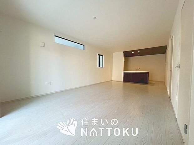 現地写真(リビング)
フローリング材には、木目、色調など木材特有の風合いがあり、ナチュラルな美しさになっています。