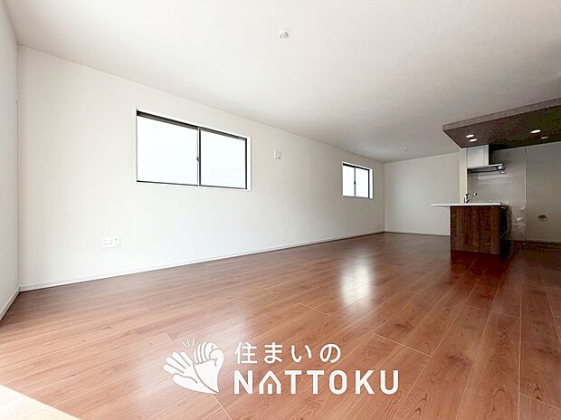 現地写真(リビング)
フローリング材には、木目、色調など木材特有の風合いがあり、ナチュラルな美しさになっています。