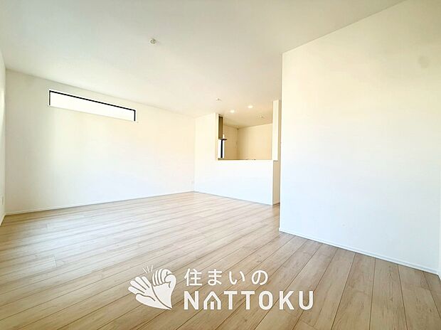 現地写真(リビング)
フローリング材には、木目、色調など木材特有の風合いがあり、ナチュラルな美しさになっています。