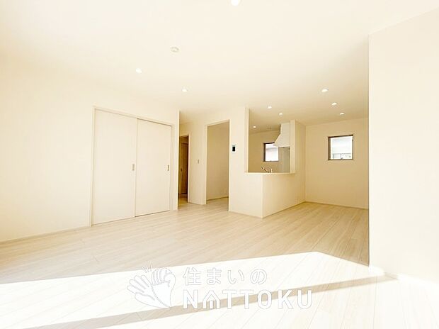 現地写真(リビング)
フローリング材には、木目、色調など木材特有の風合いがあり、ナチュラルな美しさになっています。