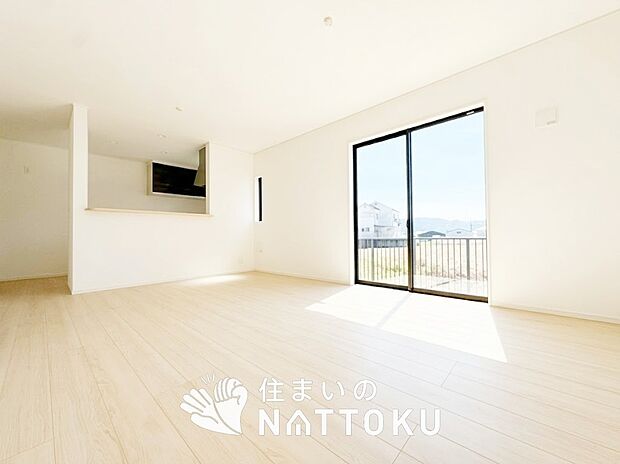 現地写真（リビング）
フローリング材には、木目、色調など木材特有の風合いがあり、ナチュラルな美しさになっています。
