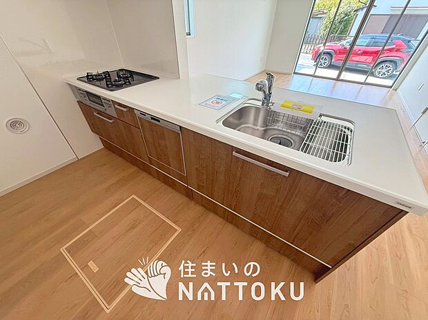 現地写真(キッチン)
収納たっぷりのシステムキッチン、浄水器付水栓を標準装備しています。