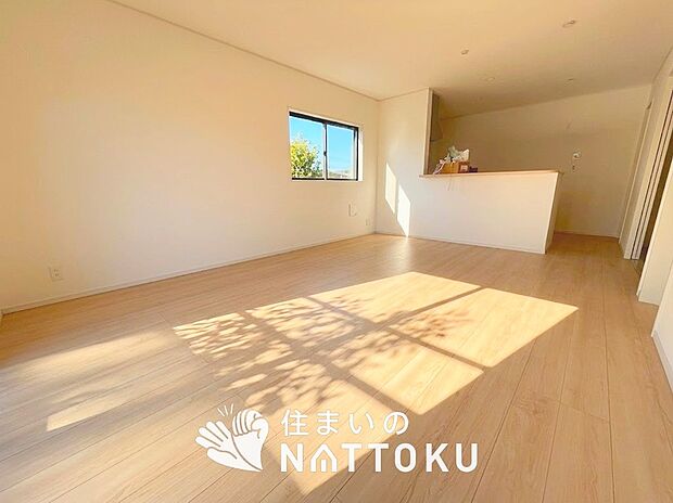 現地写真(リビング)
フローリング材には、木目、色調など木材特有の風合いがあり、ナチュラルな美しさになっています。