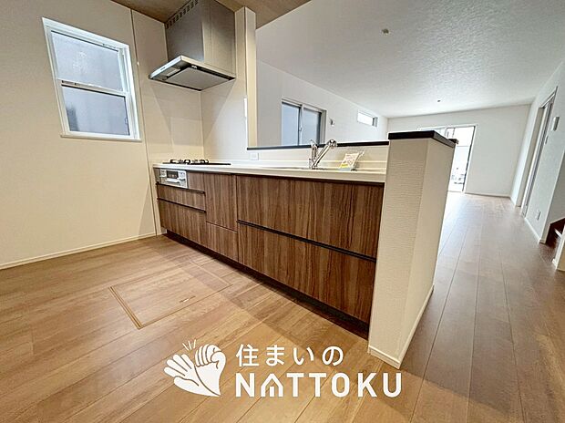 現地写真(キッチン)
収納たっぷりのシステムキッチン、浄水器付水栓を標準装備しています。