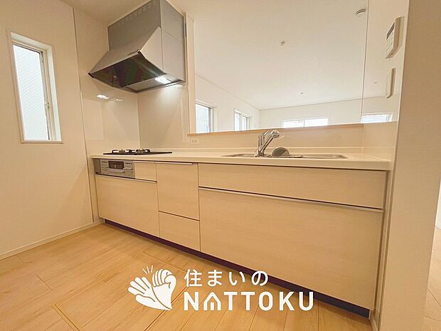 現地写真(キッチン)
収納たっぷりのシステムキッチン、浄水器付水栓を標準装備しています。