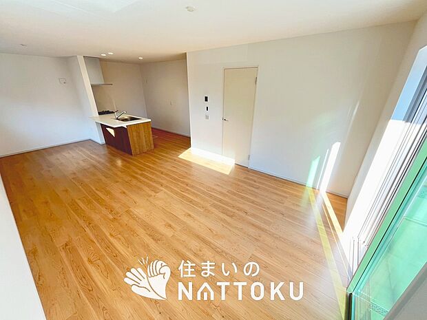 現地写真(リビング)
フローリング材には、木目、色調など木材特有の風合いがあり、ナチュラルな美しさになっています。